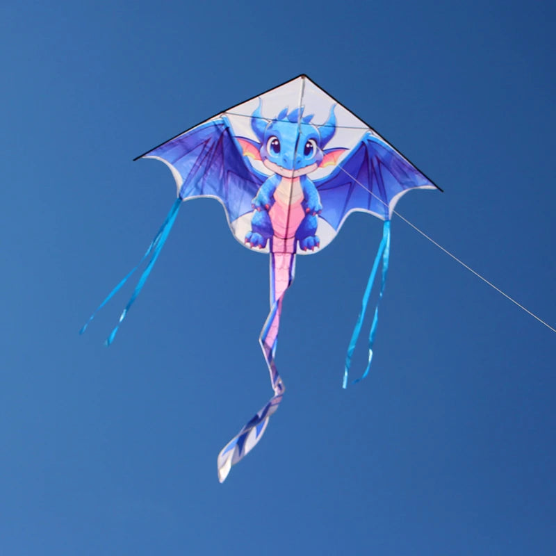 Une figure ressemblant à un dragon bleu aux ailes violettes volant une aile de delta en nylon contre un ciel bleu clair.