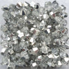 Une pile de perles de cristal claires et facettées pour la création de bijoux DIY.