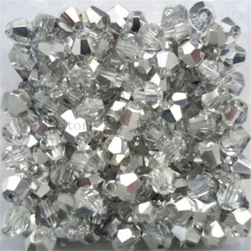Une pile de perles de cristal claires et facettées pour la création de bijoux DIY.