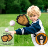 Ein Junge hält ein Baseballhandschuh und demonstriert einen Wurf oder Fang mit einem weichen Ball, umgeben von Trainingszubeh