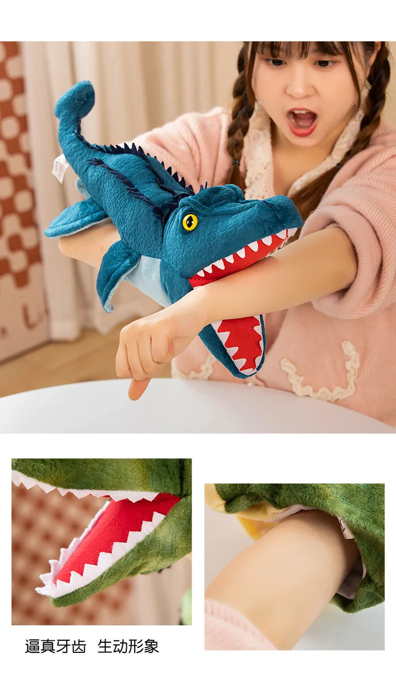 Une femme tient un jouet de marionnette à main de dinosaure bleu, démontrant ses caractéristiques.