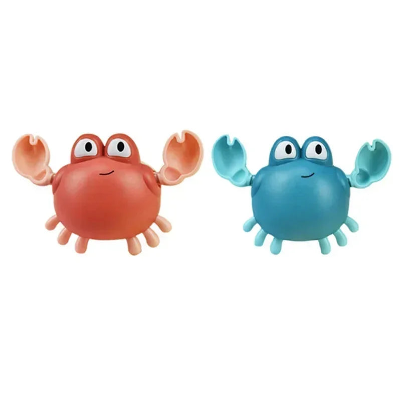 Ein Paar süße mechanische Fischbadspielzeuge, orange und blau, für Babys.