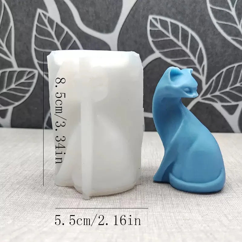 Un moule à bougie en silicone blanc en forme de félin stylisé à côté de la bougie bleue finie.