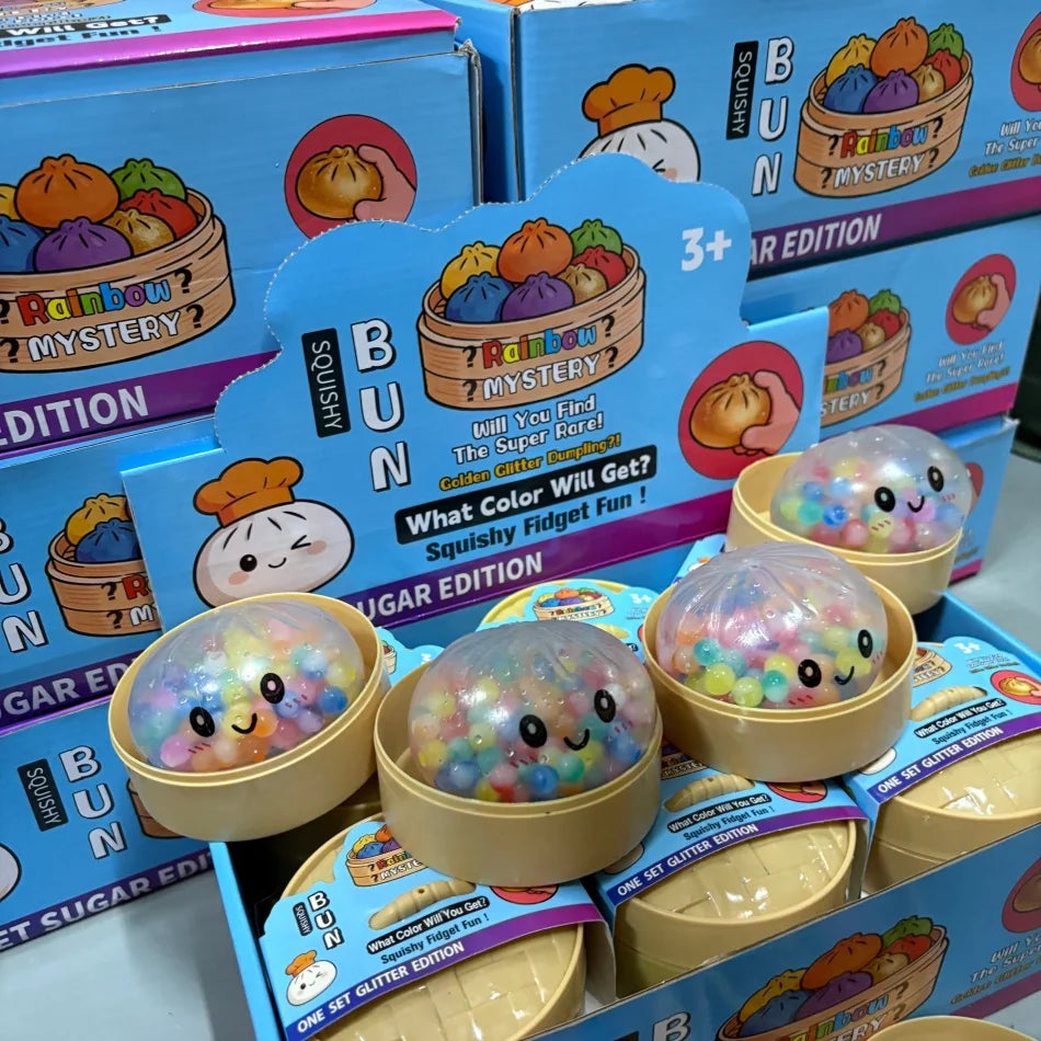 Collection de jouets anti-stress en dumplings à perles arc-en-ciel dans divers emballages et kits.