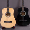 Une paire de guitares acoustiques, une en bois clair et une noire, affichées sur un fond gris.