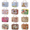 Collection d'accessoires et de boîtes de rangement pour figurines mini recouverts de tissu rose et bleu clair.