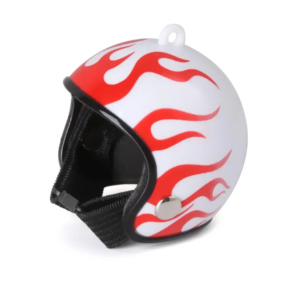 Casco protector blanco con gráficos de llamas rojas y forro interior negro.