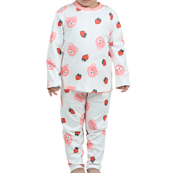 Un pyjama à manches longues blanc pour enfant avec des imprimés de fraise de dessin animé roses.