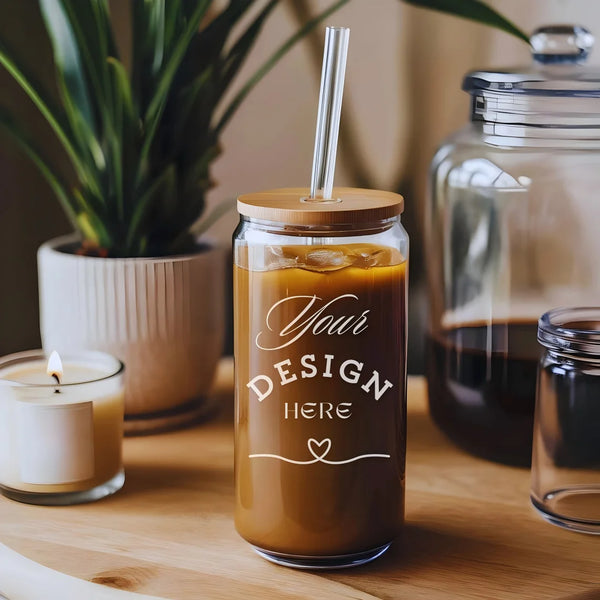 Un bocal en verre rempli d'une boisson brune, avec une étiquette personnalisée indiquant 'Votre Design Ici'.