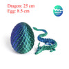 Un dragon bleu vibrant, 25 cm de long, à côté d'un œuf modèle, 8,5 cm de long.