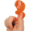 Une main tient une marionnette de ver orange et duveteuse avec un long corps et un œil visible.
