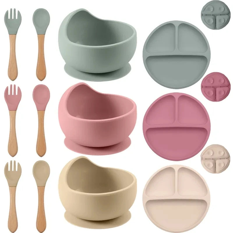Collection de bols et assiettes en silicone pour la nourriture dans diverses couleurs pastel : vert, rose, beige et gris clai