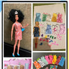 Collection d'accessoires pour poupées 1/6, incluant cheveux, vêtements et maquillage.