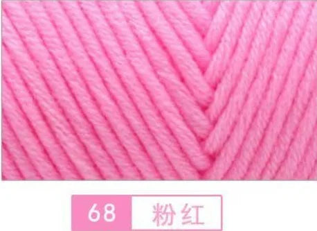Close-up of pink yarn labeled 68 粉红, showing the texture and twisted structure.
