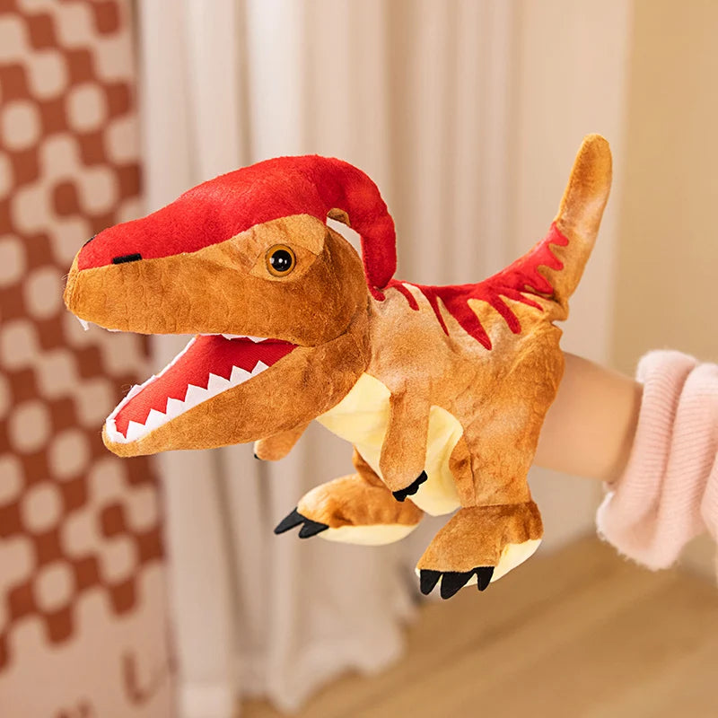 Un jouet en peluche de main de dinosaure, coloré orange et rouge, tenu par une personne.