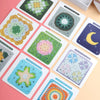 Collection de patrons de carrés granny à crocheter avec des motifs floraux et géométriques dans des tons pastel et terreux.