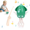 Un enfant interagit avec un jouet escargot interactif dansant, vert avec des tentacules rose pâle.