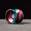 Gros plan d'un yo-yo en aluminium haute performance avec 10 paliers, présentant un motif marbré rose et bleu vibrant.