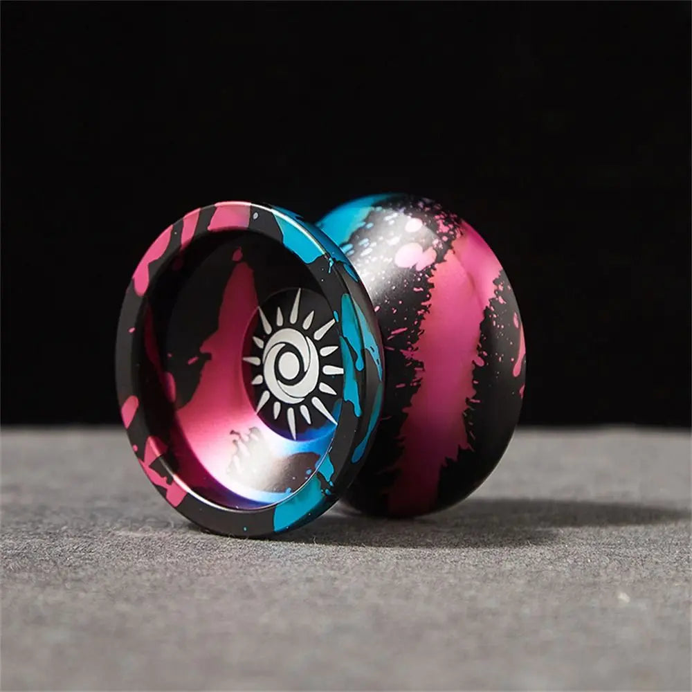 Gros plan d'un yo-yo en aluminium haute performance avec 10 paliers, présentant un motif marbré rose et bleu vibrant.