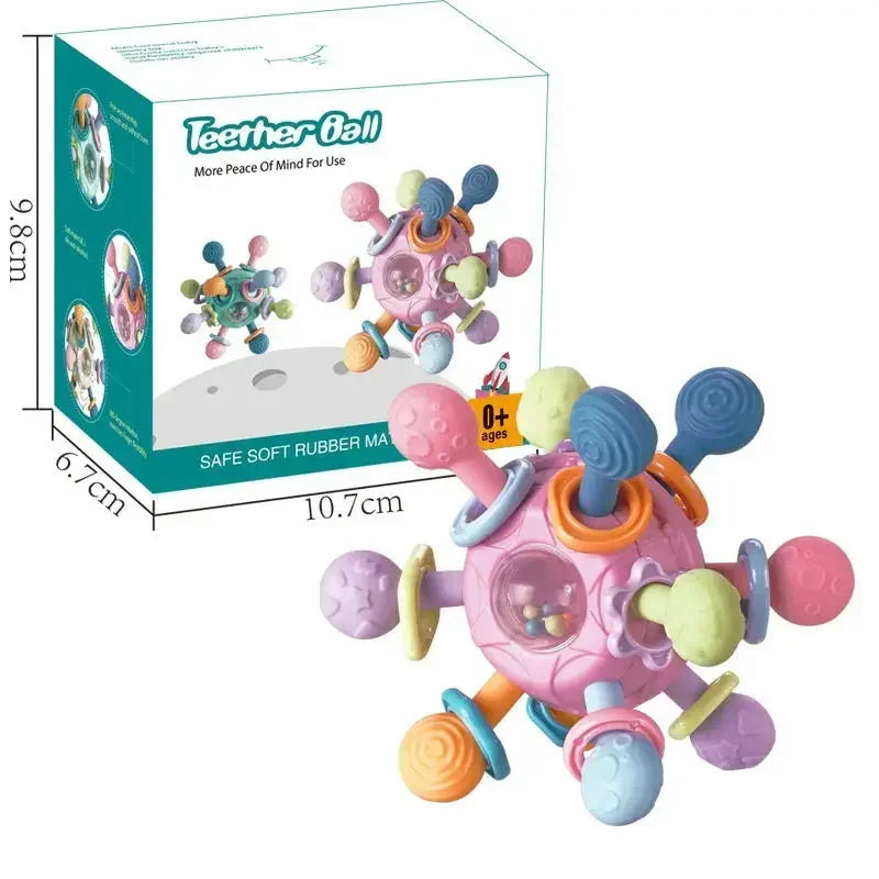 Rosa Silikon-Rattelball mit mehreren farbigen Silikonringen und Aufsätzen zur sensorischen Entwicklung des Babys.