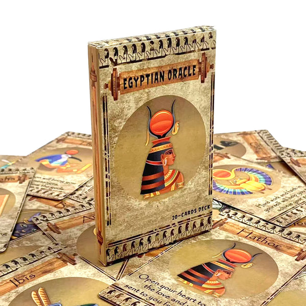 Mazo vertical de cartas de oráculo egipcio con fondo dorado e ilustración de la cabeza de una deidad.