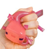 Une main tient un jouet squishy animé de salamandre rose.