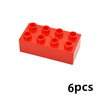 Un bloc de construction en plastique rouge avec six protubérances circulaires sur le dessus.