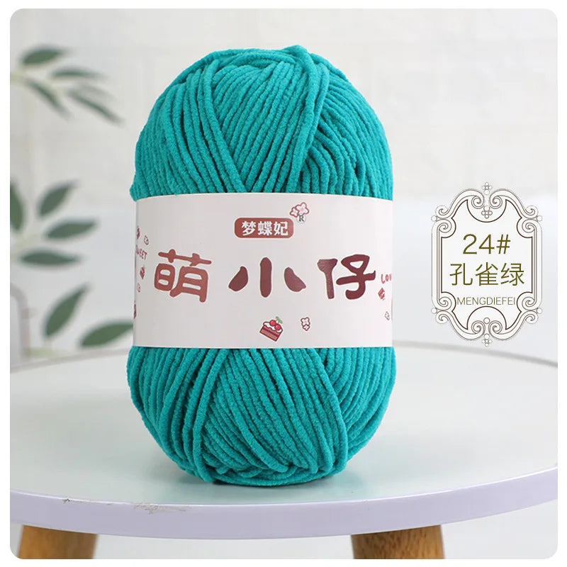 A skein of teal chenille yarn labeled with Chinese characters for knitting and crochet