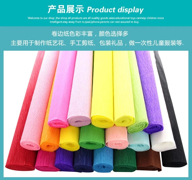 Buntes Arrangement aus gerollten Crêpepapierblumen und Bastelmaterialien in verschiedenen Rosa-, Gelb-, Grün-, Violett- und R