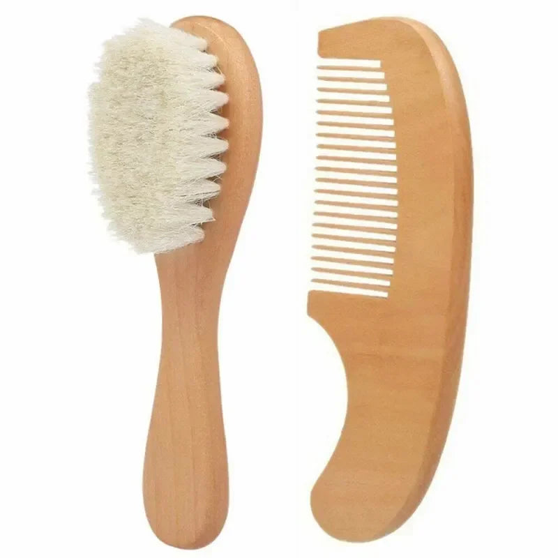 Peine de madera de haya natural con cepillo y dientes claros para el cuidado del cabello del recién nacido.