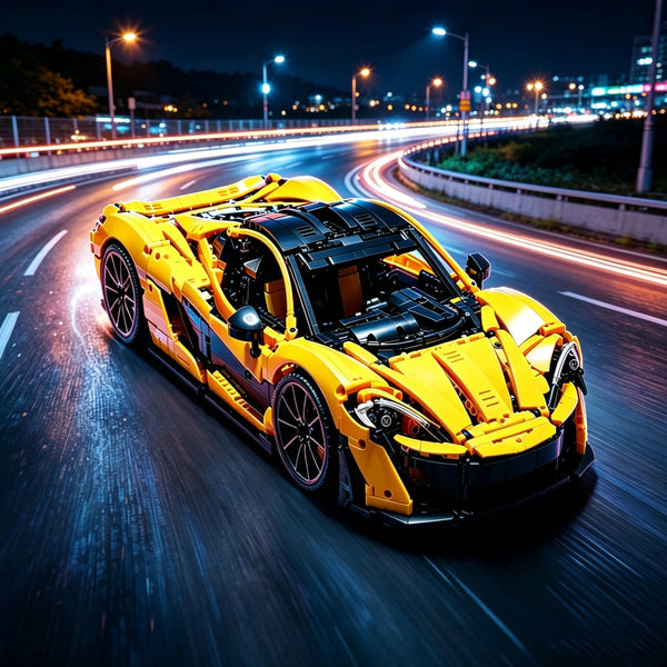 Ein gelbes P1-Supercar-Modell im Maßstab 1:8 fährt nachts auf nasser Straße mit Lichtspuren.