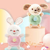 Jouets à gratterie d'un lapin et d'un ours mignons, présentés sur un fond rose doux avec des nuages et des étoiles.