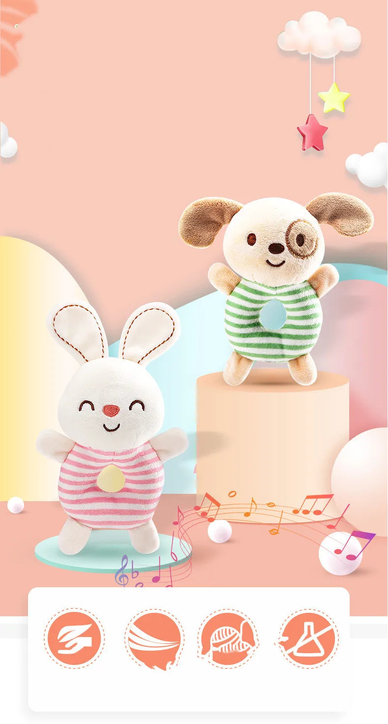 Jouets à gratterie d'un lapin et d'un ours mignons, présentés sur un fond rose doux avec des nuages et des étoiles.