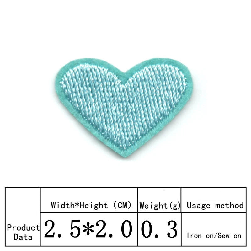 Un patch brodé en forme de cœur bleu sarcelle avec une surface texturée.