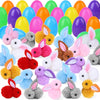Assortiment d'œufs de Pâques colorés et de peluches de lapin dans diverses couleurs pastel et vives