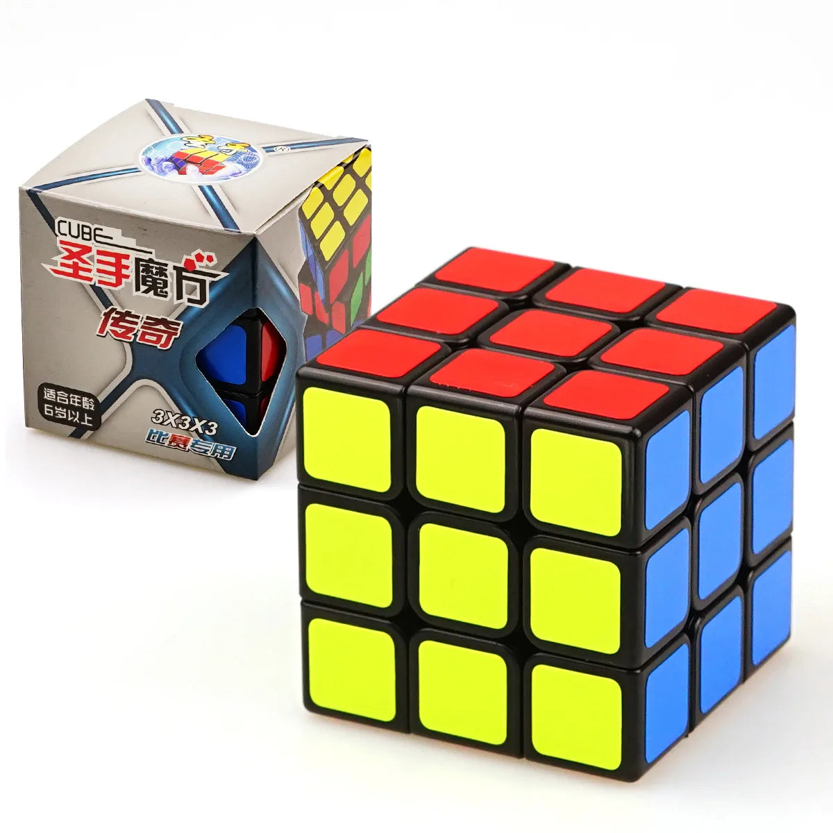 لغز مكعب سحري أحمر وأصفر بحجم 3x3 بجانب صندوق التغليف الأصلي.