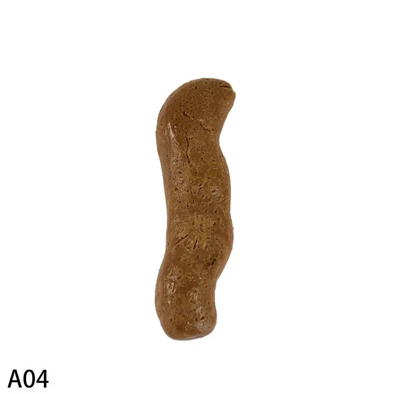 Jouet de selle en fausse selle marron avec une forme incurvée.