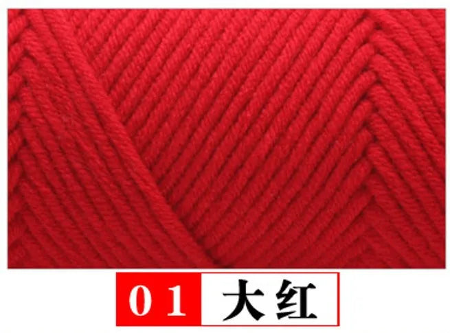 A close-up view of red yarn, labeled as 01 大红, showing the twisted texture of the fiber.