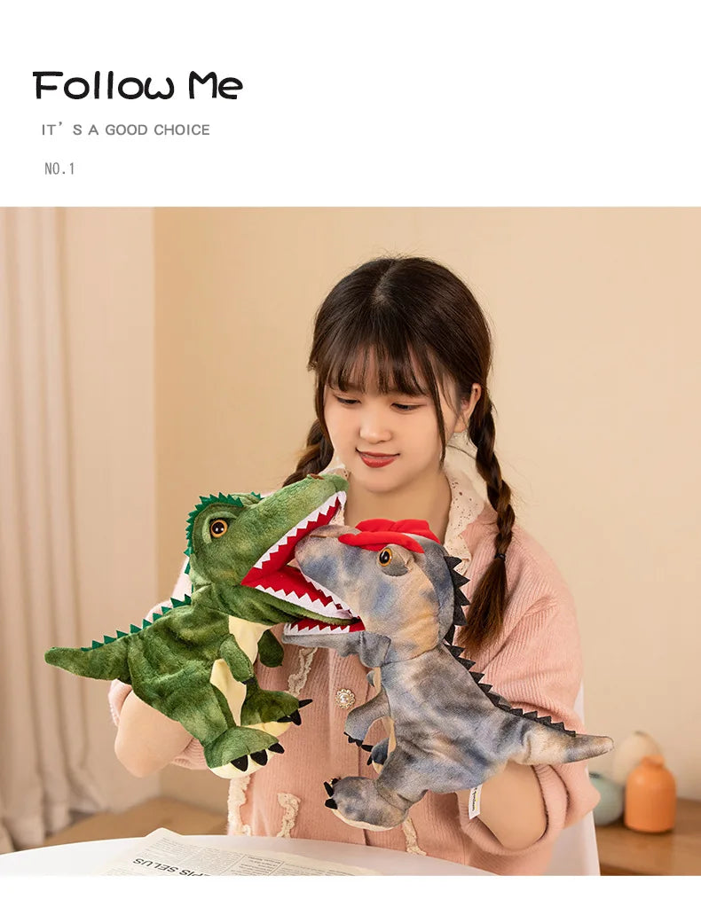 Une jeune fille tient un marionnette dinosaure en peluche avec des écailles vertes et grises.