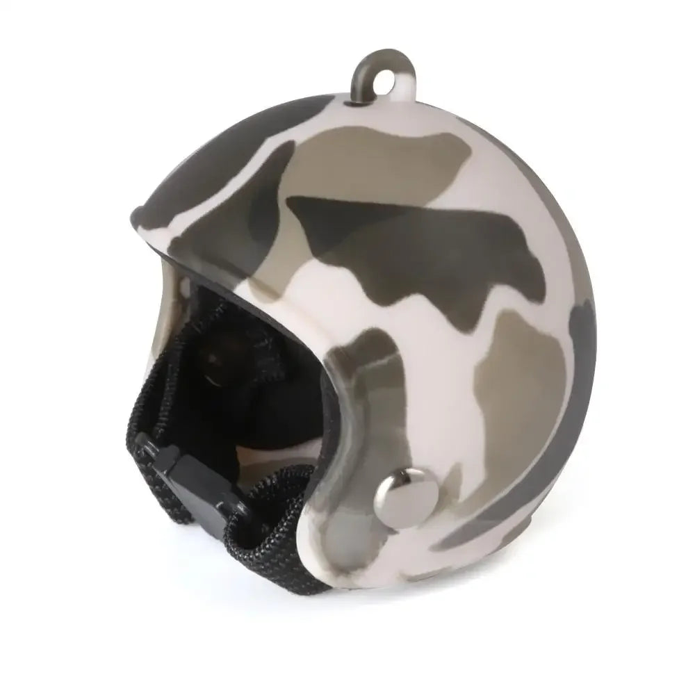 Un casco protector con estampado de vaca, con parches en blanco y negro.