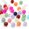 Eine Sammlung runder Glas-Trennschmuckperlen in verschiedenen Farben, darunter rot, rosa, grün, lila und orange.