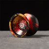 Gros plan d'un yo-yo en aluminium haute performance rouge et noir, posé sur une surface sombre.