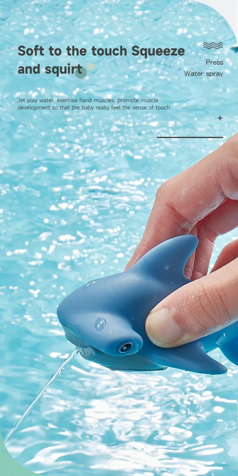 Una mano está apretando un juguete de agua en forma de delfín azul dentro del agua.