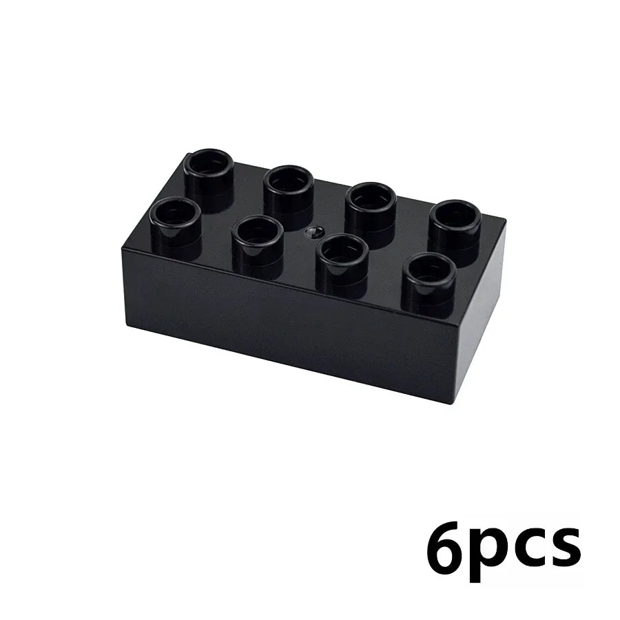 Un plateau en plastique noir contenant six pièces de construction épaisses à verrouillage automatique.