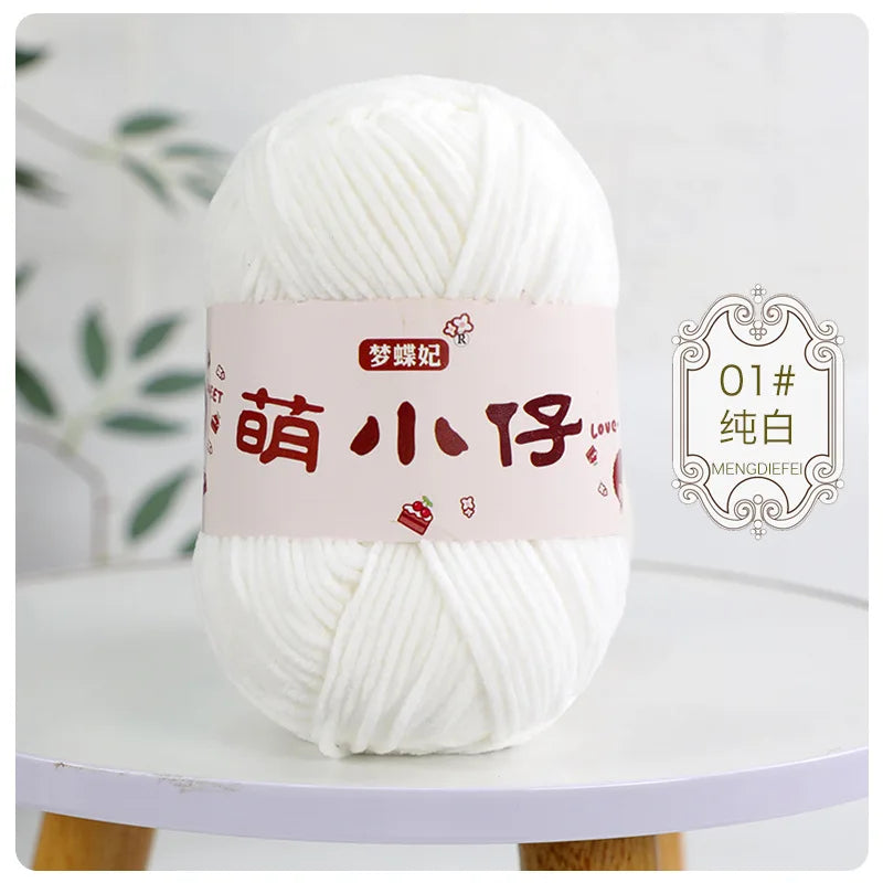 A ball of white chenille yarn with a pink label featuring Chinese characters and the number 01.