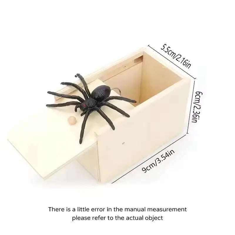 Une boîte en bois clair conçue pour contenir une araignée noire pour des farces ou des fêtes.
