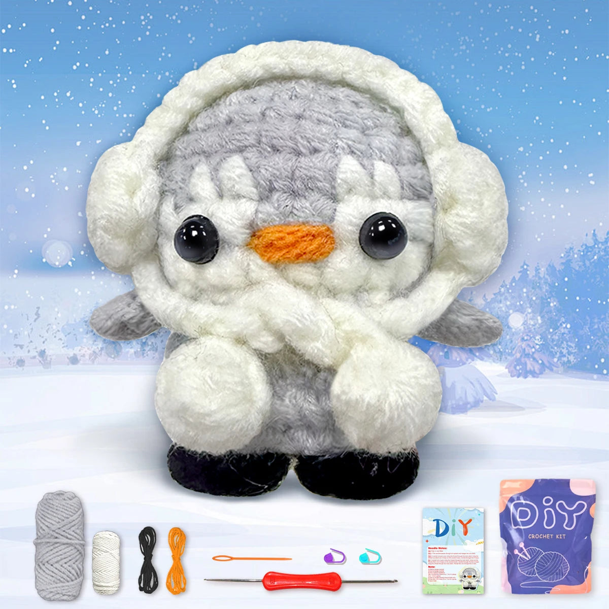 Jouet animal tricoté gris et blanc avec capuche, accompagné d'outils à crochet.