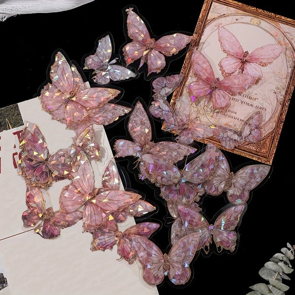 Eine Sammlung von rosa und lila Schmetterlings-Cut-Dekostickern auf weißem Hintergrund.