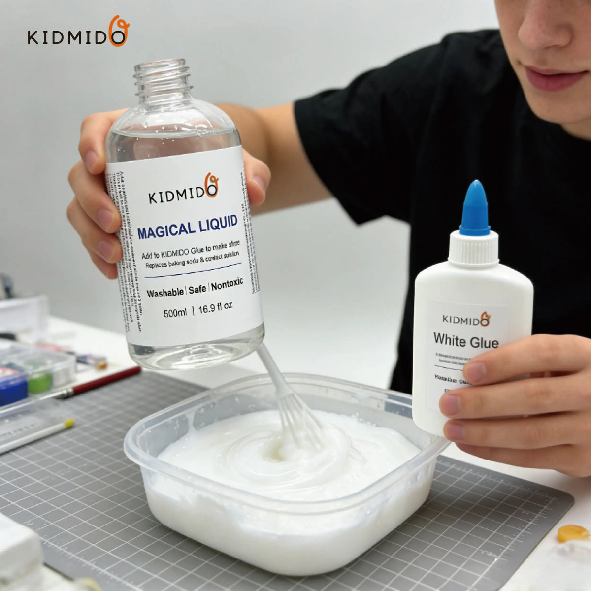 Eine Hand gießt weißen Klebstoff in eine klare Flasche, mit einem Behälter für den Klebstoff darunter sichtbar.