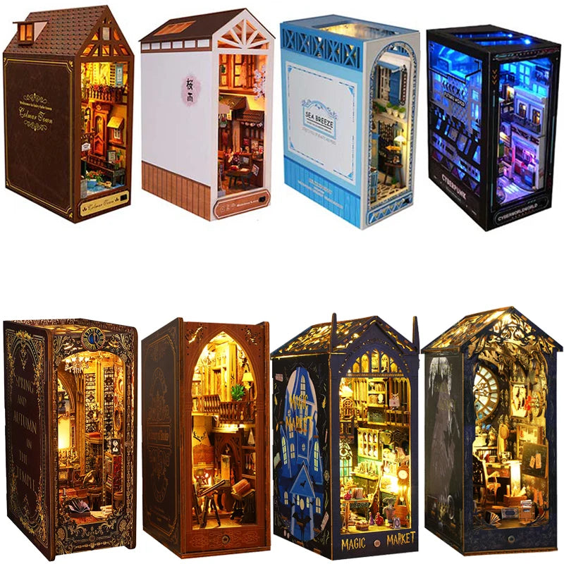 Eine Sammlung von vier Holz-Miniatur-Puppenhaus-Sets mit detaillierten Inneneinrichtungen und Möbeln.